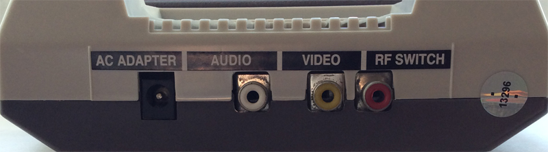 Задняя панель Simba's Junior с входом для сетевого адаптера и выходами для антенного и AV- кабелей